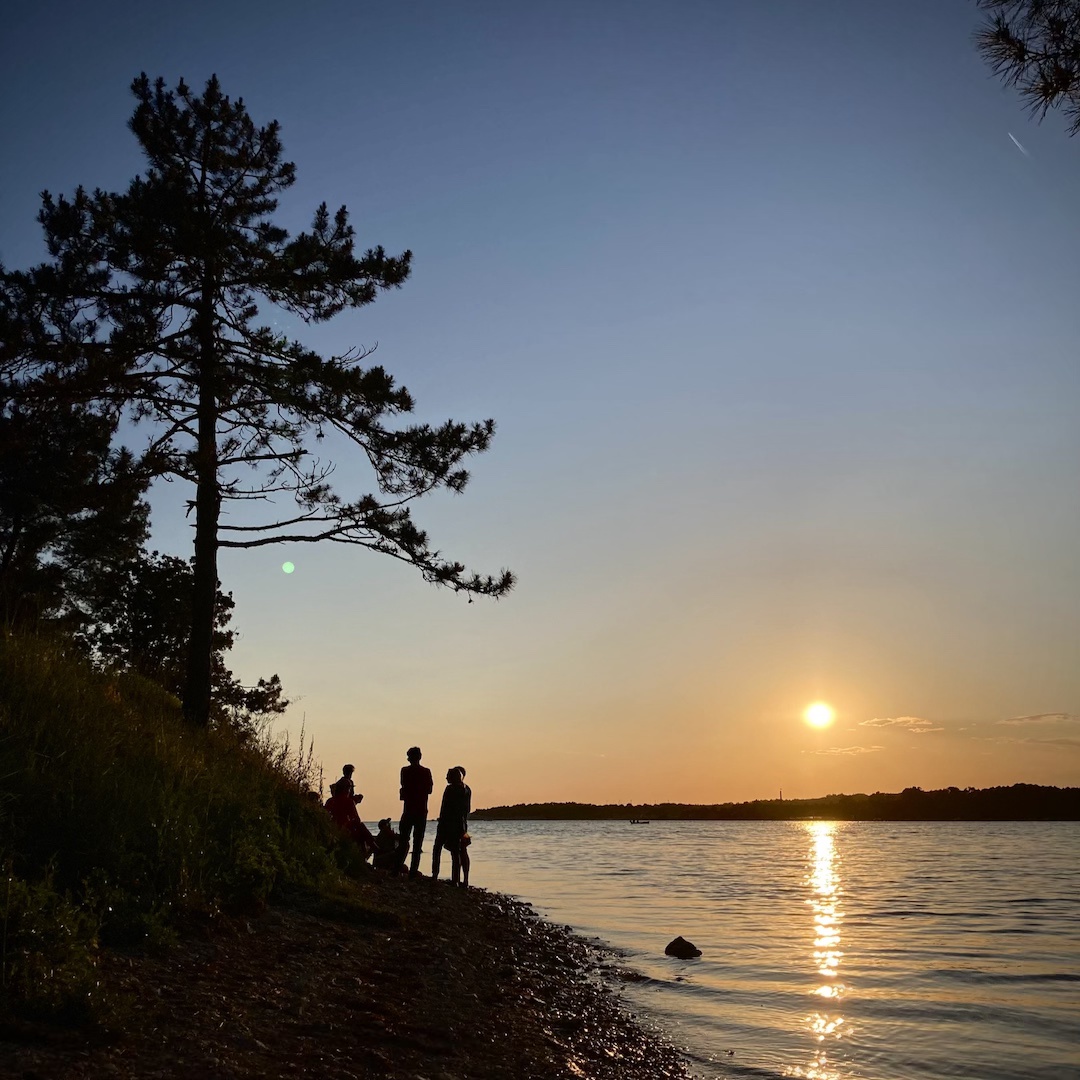sonnenuntergang-meer-freunde-gemeinschaft