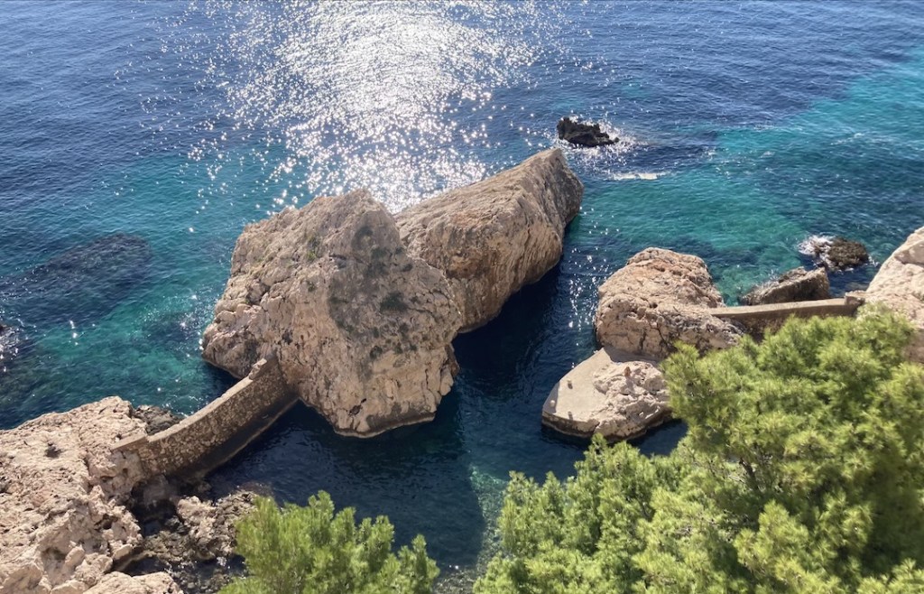 hvar-hafen-cliffbase-meer