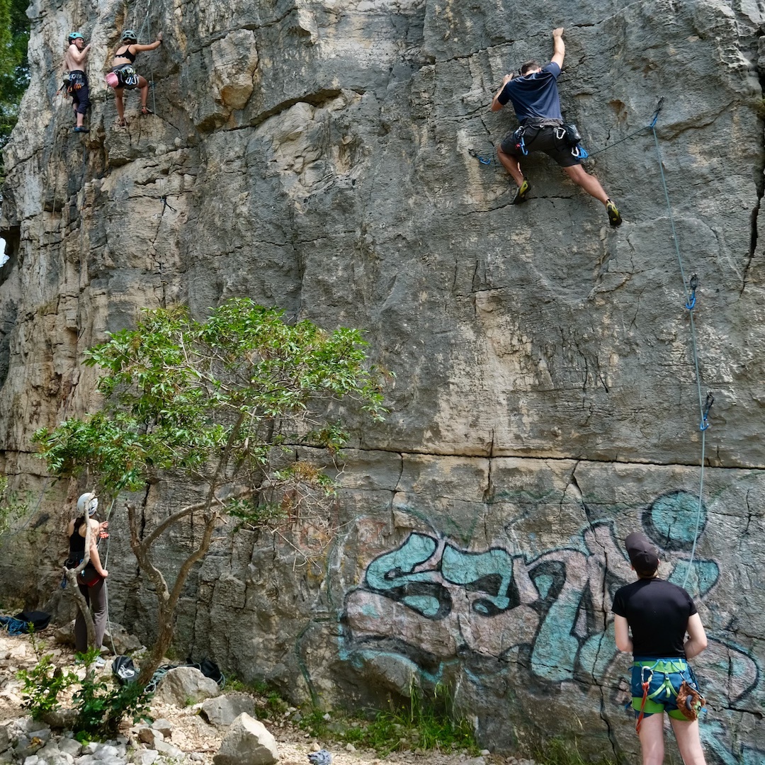 sportklettern-grafitti-sichern-kletterer