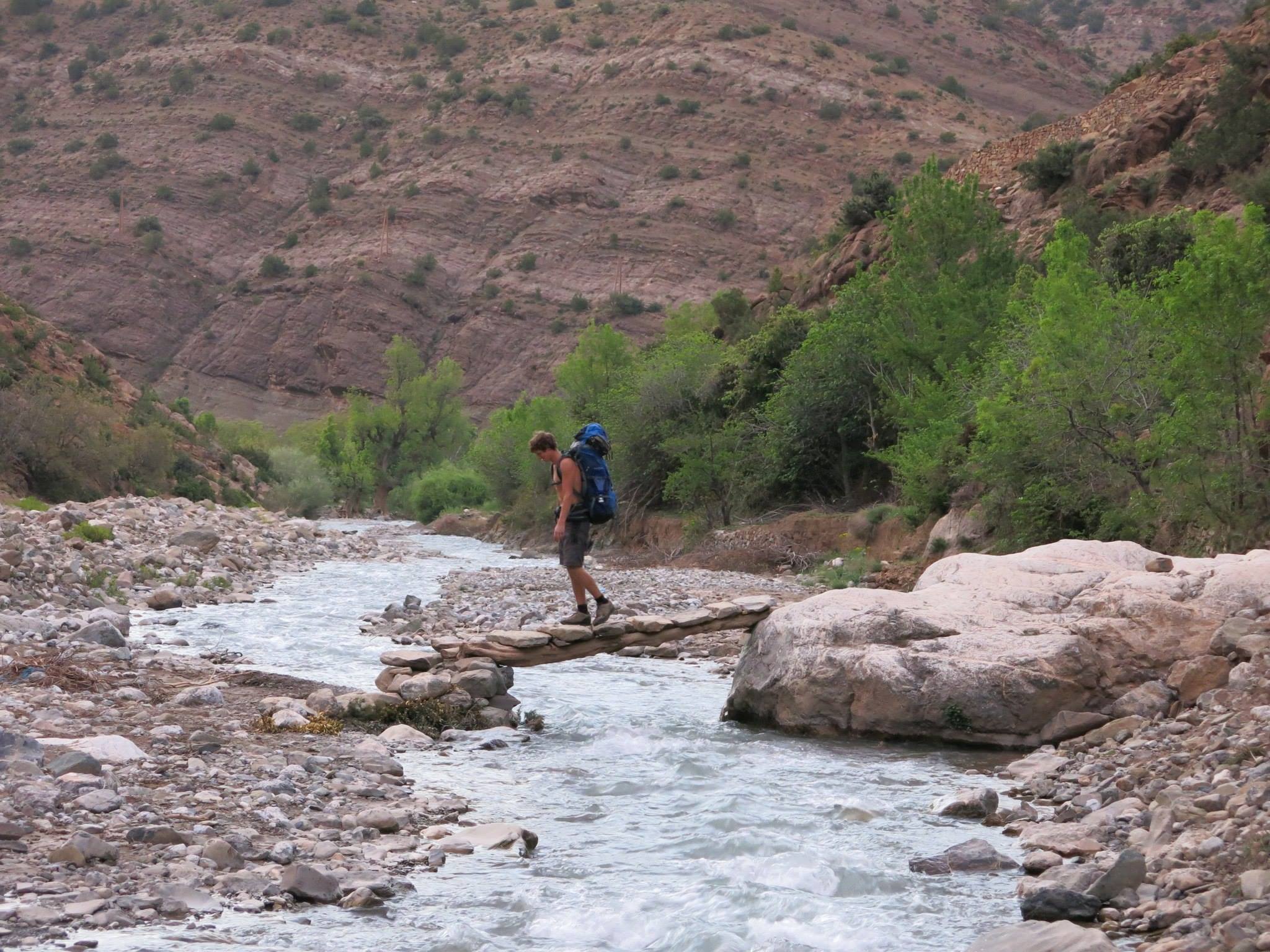 taghia-wandern-klettern-fluss-bruecke