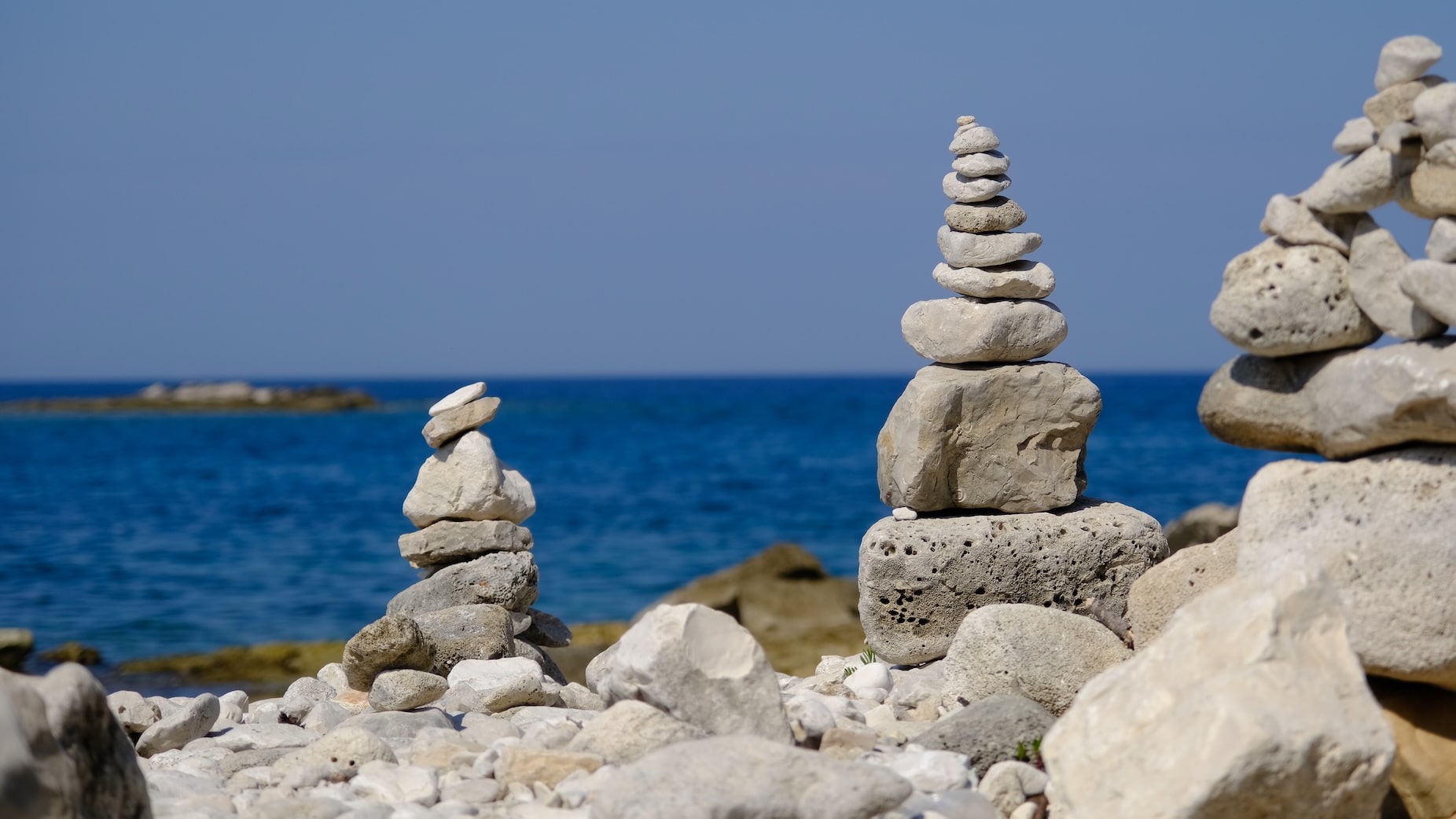 steinmänner-rovinj-meer-strand-min