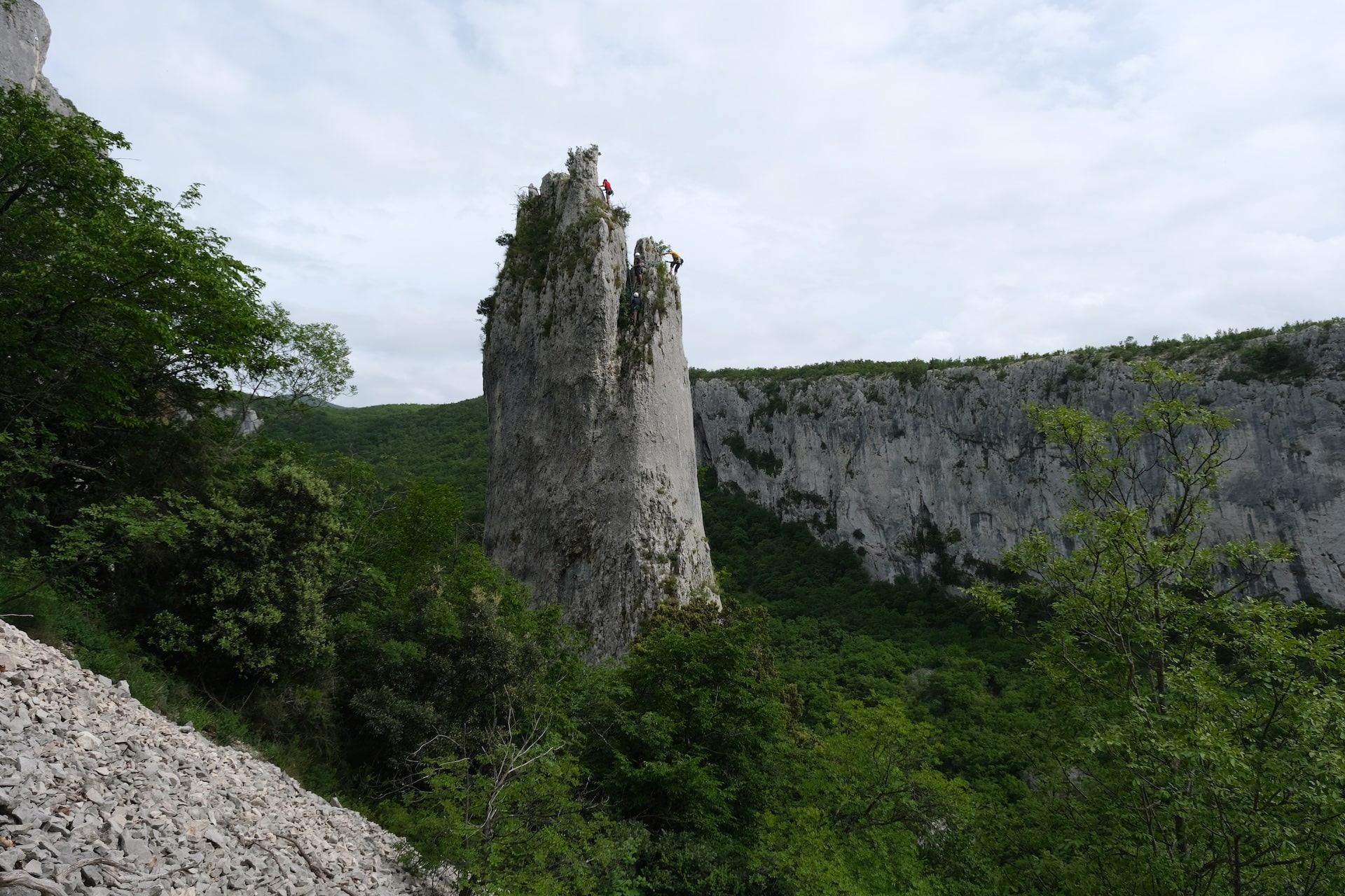 vela-draga-turm-klettern-mehrseillaengenklettern-min